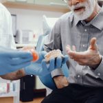 Dentista em Joinville para protese fixa ou movel entenda as possibilidades
